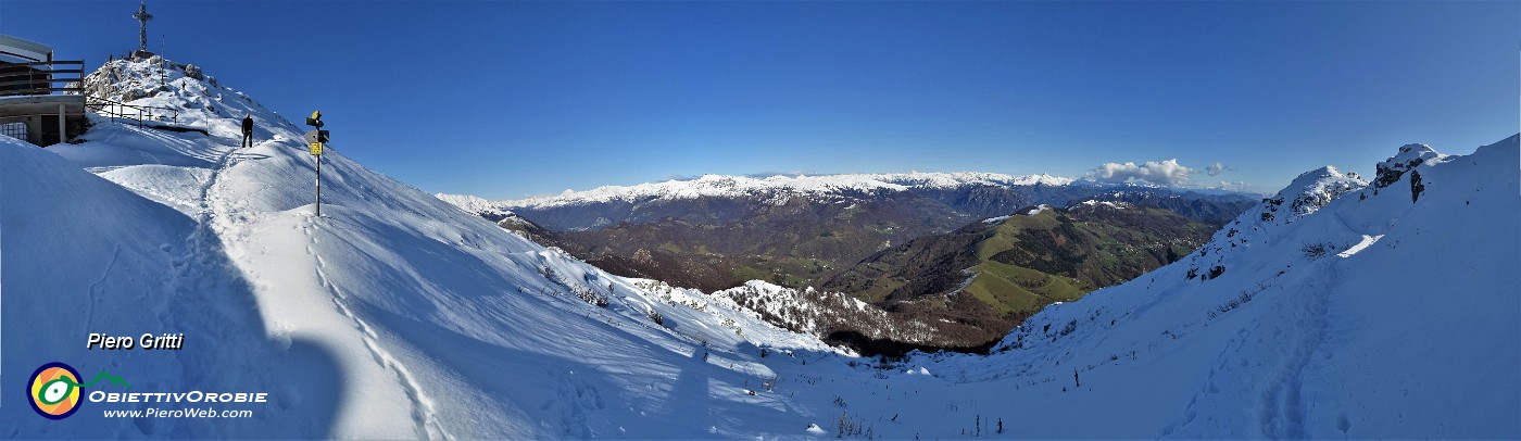 53 Sentiero ghiacciato in saliscendi per la croce del Resegone (a sx) e Pizzo Daina (a dx), Costa del Pallio e Orobie al centro.jpg